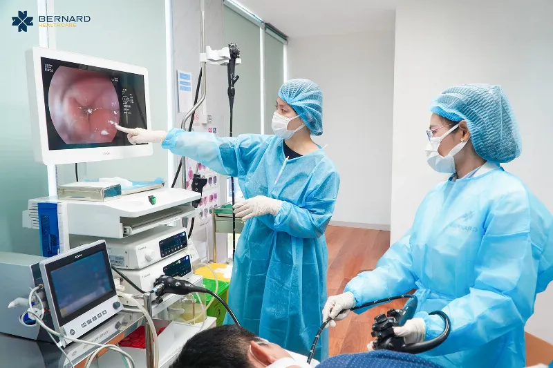 Hình ảnh chuyên gia hoa đang cắm hoa, thể hiện sự tỉ mỉ, tâm huyết